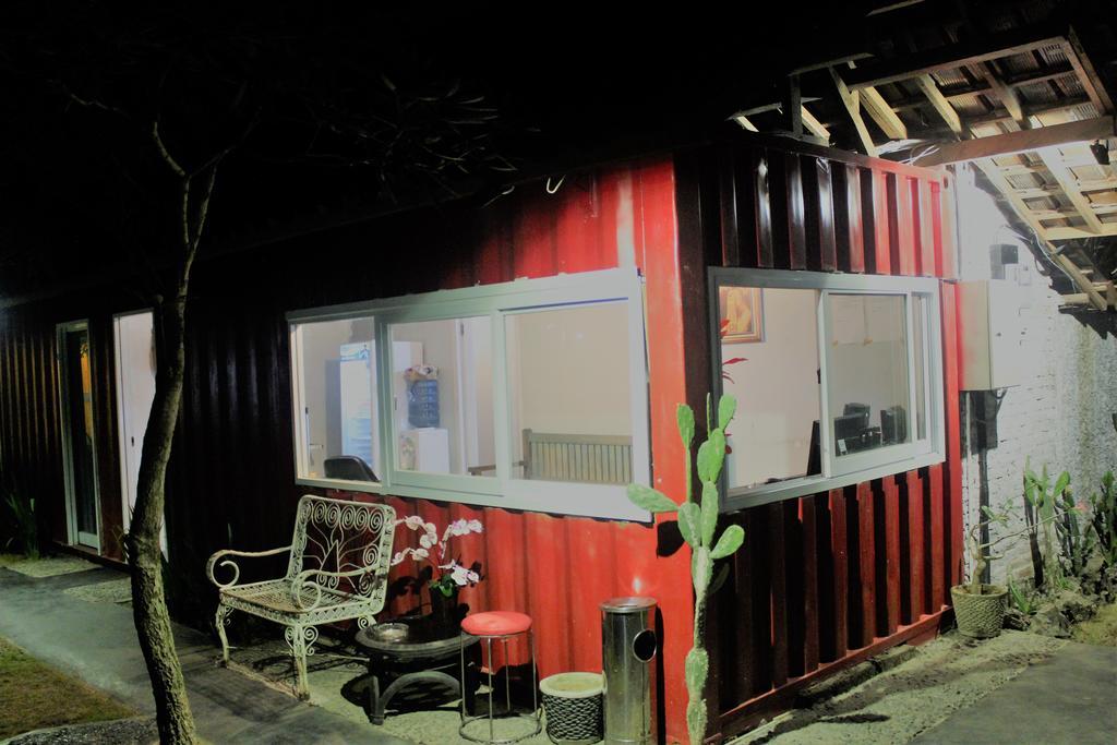 Hotel Kubu Container à Uluwatu Extérieur photo