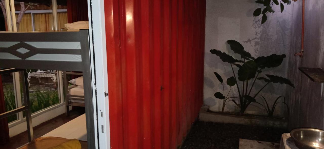 Hotel Kubu Container à Uluwatu Extérieur photo